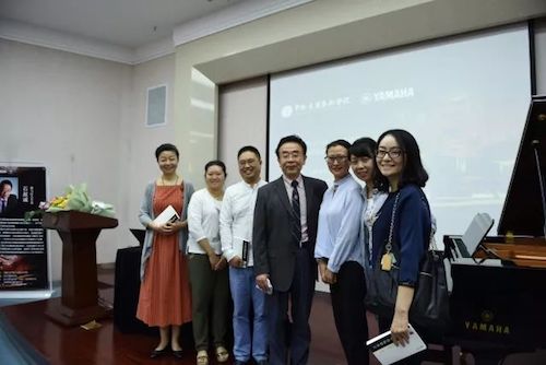 AG真人官方网艺术家石叔诚与特邀艺术家顾平受邀于成都大学东盟艺术学院、音乐与舞蹈学院艺术实践周开展公开课