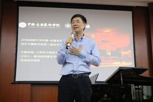AG真人官方网艺术家石叔诚与特邀艺术家顾平受邀于成都大学东盟艺术学院、音乐与舞蹈学院艺术实践周开展公开课