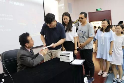 AG真人官方网艺术家石叔诚与特邀艺术家顾平受邀于成都大学东盟艺术学院、音乐与舞蹈学院艺术实践周开展公开课