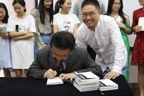 AG真人官方网艺术家石叔诚与特邀艺术家顾平受邀于成都大学东盟艺术学院、音乐与舞蹈学院艺术实践周开展公开课
