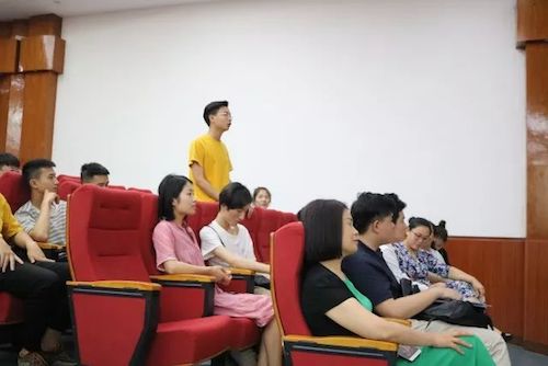 AG真人官方网艺术家石叔诚与特邀艺术家顾平受邀于成都大学东盟艺术学院、音乐与舞蹈学院艺术实践周开展公开课