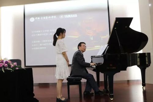 AG真人官方网艺术家石叔诚与特邀艺术家顾平受邀于成都大学东盟艺术学院、音乐与舞蹈学院艺术实践周开展公开课